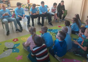 Uczniowie klas ósmych czytają wybrane fragmenty książek dzieciom z klasy pierwszej