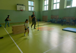 Uczennica pokonuje tor przeszkód.
