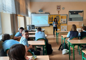Uczniowie słuchają prelekcji.