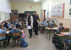Uczniowie wykonują plakaty.