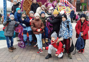Uczniowie pozują do zdjęcia w Manufakturze.