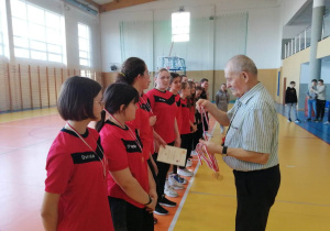Uczennice otrzymują złote medale.