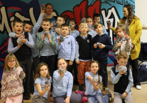 Uczniowie prezentują wykonane przez siebie ozdoby.