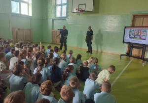 Policjanci prowadzą prelekcję na temat bezpieczeństwa.