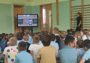 Uczniowie oglądają film edukacyjny.