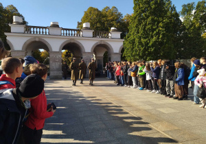 Dzieci oglądają honorową zmianę warty.