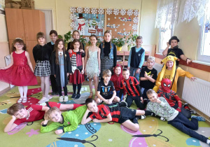 uczniowie w przebraniach