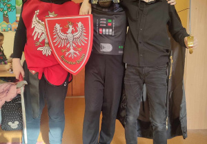 uczniowie w przebraniach