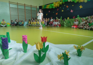 Uczennica śpiewa o wiośnnie.