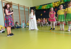 Uczniowie recytują wiersze.