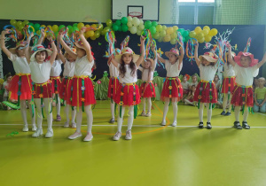 Uczennice tańczą.