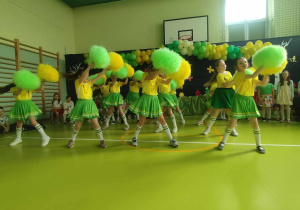 Uczennice tańczą.