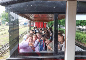 Pamiątkowe zdjęcie uczniów z wycieczki.