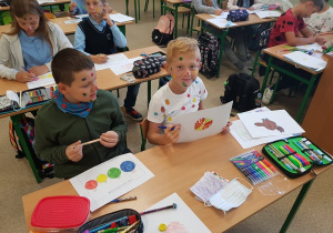 Uczniowie wykonują pracę plastyczną - kolorowe kropki