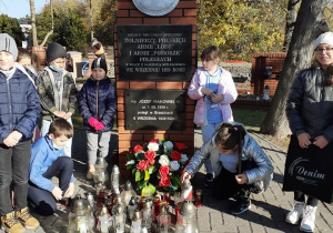 Uczniowie palą znicze przy pomniku Żołnierzy Polskich Armii "Łódź" i Armii Pomorze Poległych