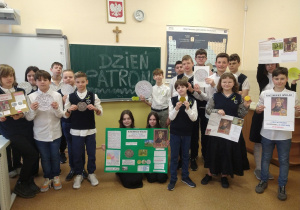 Uczniowie przedstawiają zrobione przez siebie plakaty o Kazimierzu Wielkim