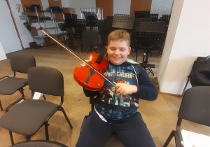 Uczeń gra na skrzypcach