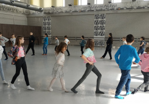 Uczniowie ćwiczą balet