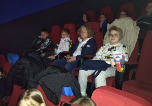 Dzieci w kinie oglądają film