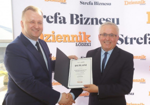 Dyrektor Zbigniew Zieliński przyjmuje dyplom od Pana Tomasza Przybka – Prezesa Zarządu Polska Press Grupa