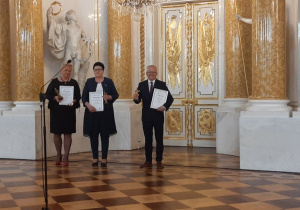 Dyrektor Zbigniew Zieliński pozuje do zdjęcia wraz z innymi laureatami plebiscytu