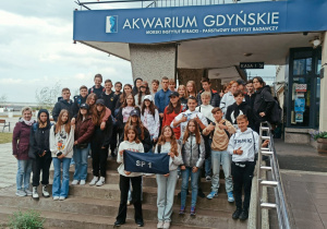 Uczniowie pozują do zdjęcia na tle Morskiego Instytutu Rybackiego.