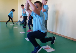 Uczeń wykonuje ćwiczenia fizyczne zgodnie z instrukcją prezentowaną przez "kropkę".