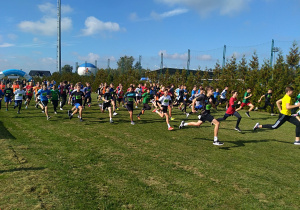Uczniowie biorą udział w zawodach i biegną do mety.