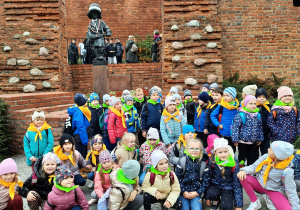 Uczniowie pozują do zdjęcia przy pomniku Małego Powstańca.