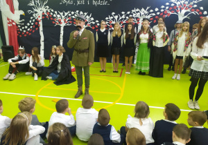 Uczeń przebrany za Józefa Piłsudskiego.