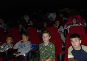 Uczniowie oglądają film w kinie.