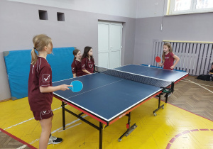 Uczennice grają w tenisa stołowego.