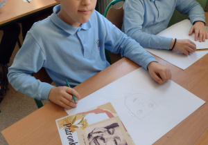 Uczniowie wykonują portret Wisławy Szymborskiej.