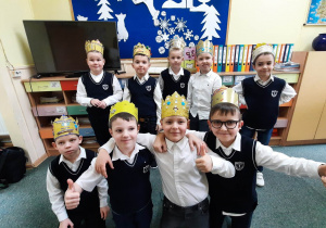 Uczniowie klasy I prezentują wykonane przez siebie korony.