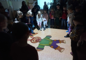 Dzieci wykonują ćwiczenia z wykorzystaniem interaktywnej podłogi.
