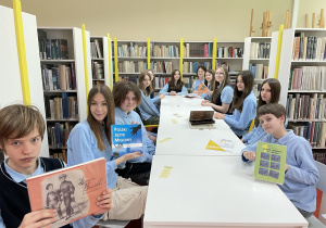 Uczniowie prezentują wybrane przez siebie książki związane z tematem.