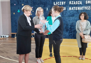 Burmistrz Miasta Brzeziny wręcza nagrodę uczennicy.