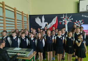 Uczniowie śpiewają patriotyczne piosenki.