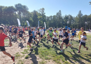 Zdjęcie uczniów biorących udział w zawodach i biegnących do mety.