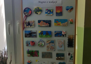 Tablica z magnesami wykonanymi przez dzieci.