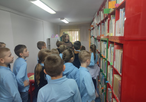 Uczniowie zwiedzają bibliotekę.