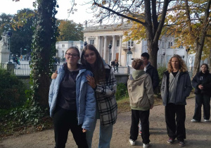 Uczniowie spacerują w Łazienkach Królewskich.