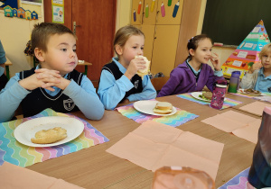 Uczniowie spożywają przygotowane przez siebie zdrowe śniadanie.