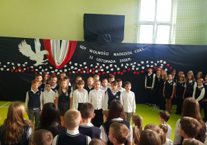 Uczniowie śpiewają patriotyczne pieśni.