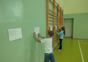 Uczniowie odczytują tekst dyktanda.