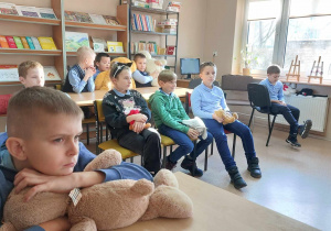 Uczniowie oglądają film o misiach.