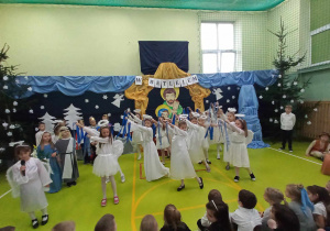 Taniec uczniów z szarfami.