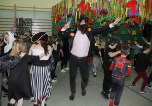 Uczniowie tańczą wraz z profesorem z Akademii Pana Kleksa.
