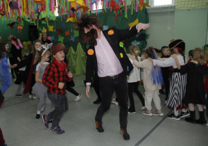 Dzieci bawią się z prowadzącym bal.
