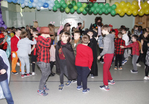 Uczniowie tańczą.